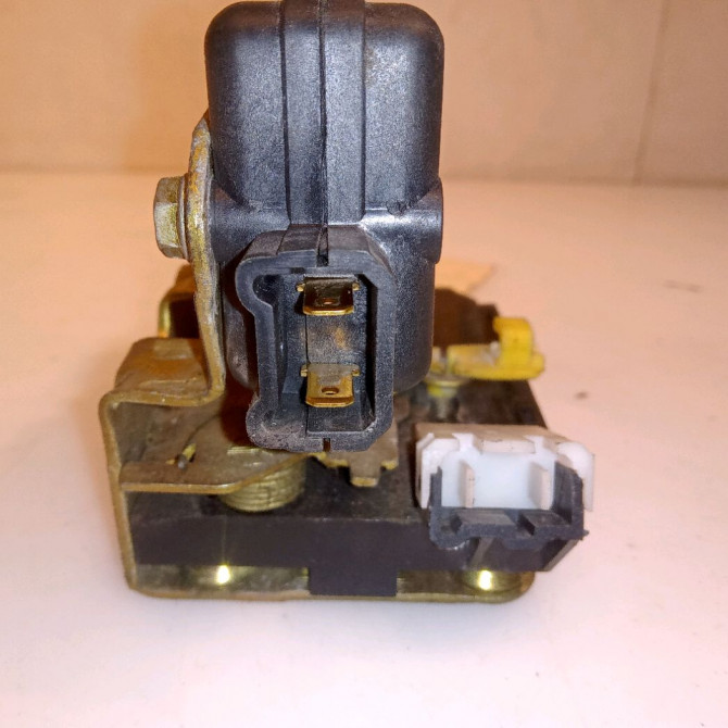 Serrure porte arg occasion RENAULT 19 Phase 2 04-1992->04-1997 1.9 D 7701030067 3