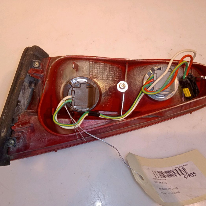 Feu arrière interieur gauche occasion PEUGEOT 607 Phase 1 11-1999->09-2004 3.0i V6 6350N2 2