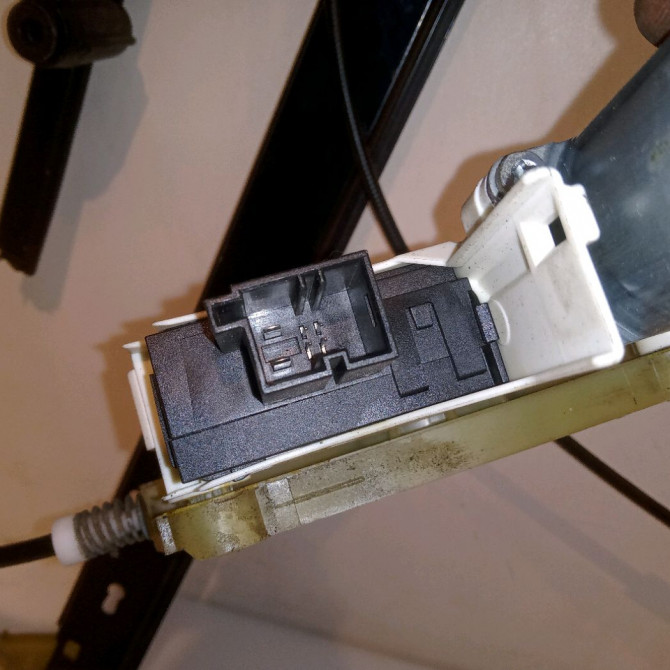 Mecanisme + moteur lève-glace avant droit occasion AUDI A6 III Phase 1 05-2004->10-2008 2.7 TDi V6 4F0837462A 3