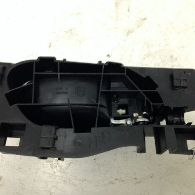 Poignee int porte avg occasion PEUGEOT 208 208 Phase 1 2012-03-01->2015-09-30 1.4 HDI 68ch 9143T8 2