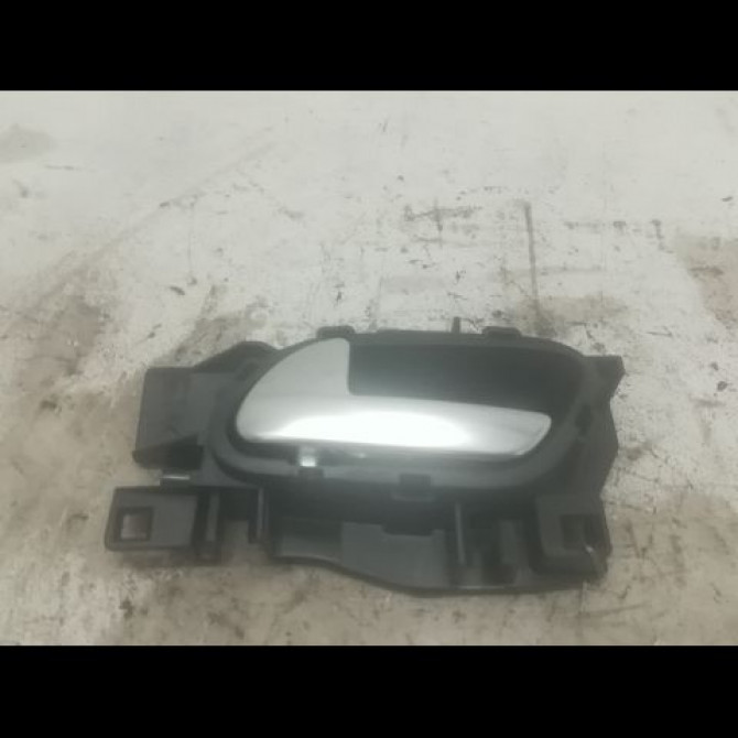 Poignee int porte avg occasion PEUGEOT 208 208 Phase 1 2012-03-01->2015-09-30 1.4 HDI 68ch 9143T8 1