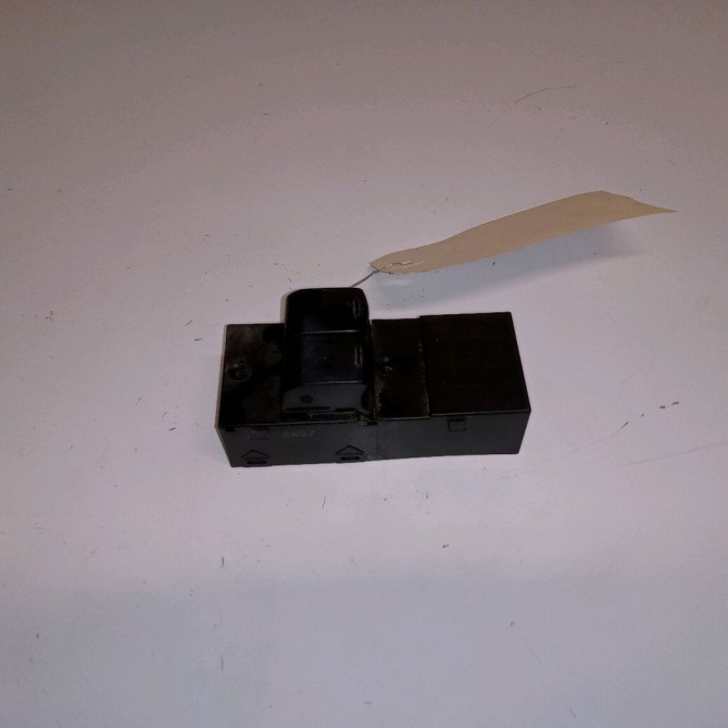 Commande lève-glace porte avant gauche occasion NISSAN MICRA III Phase 1 04-1995->04-1999 1.4i 88ch 25401AX600 1