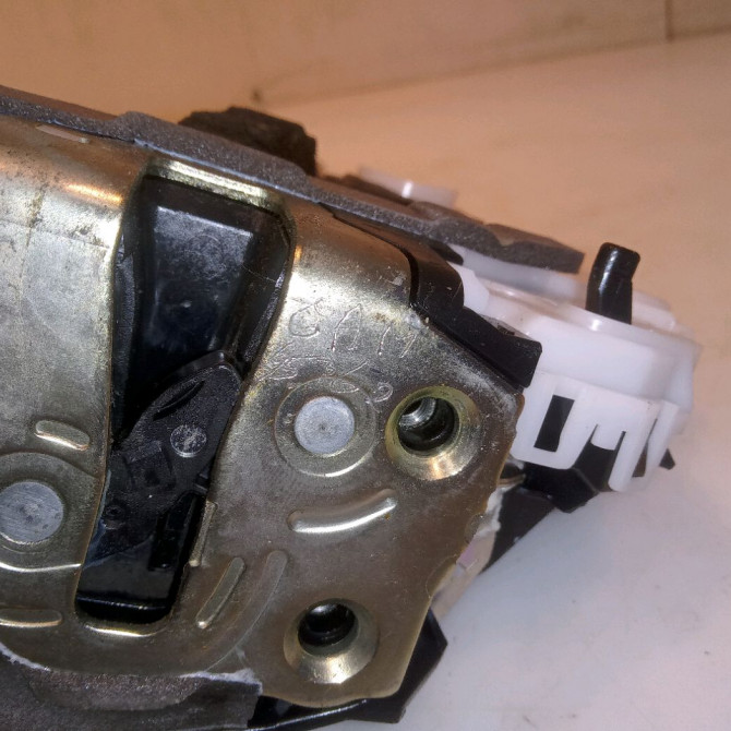 Serrure porte arg occasion TOYOTA PRIUS III Phase 1 04-1995->04-1999 1.8 Hybride 99ch 6906047090 3