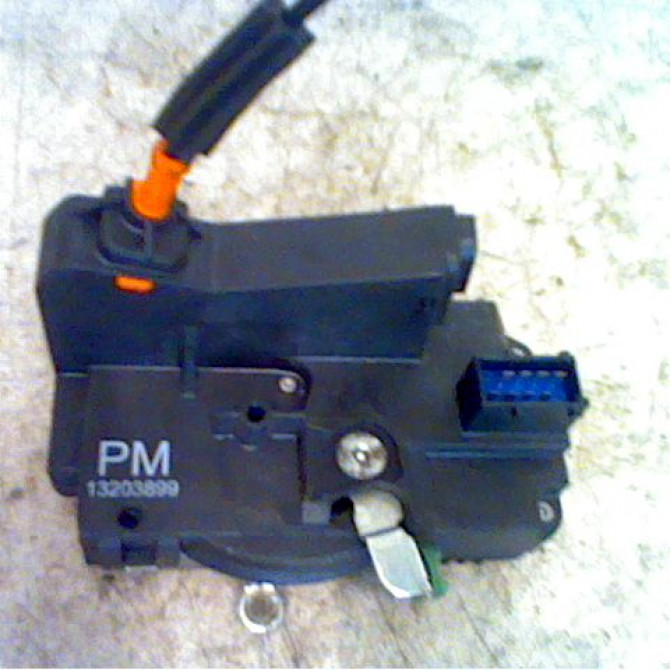 Serrure porte avg occasion OPEL CORSA III Phase 2 08-2003->09-2006 1.0i 12v 13203901 2