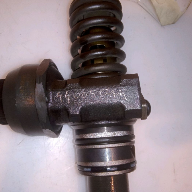 Injecteur occasion VOLKSWAGEN GOLF V Phase 1 11-2003->10-2008 1.9 TDI 90ch 38130073AG 4