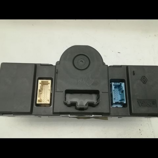 Commande de chauffage occasion RENAULT SCENIC II Phase 1 03-2004->09-2006 1.5 DCI 100ch 7701208975 2