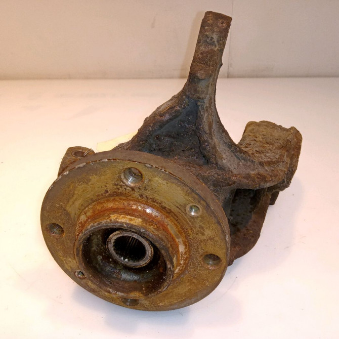 Moyeu avd occasion PEUGEOT 207 Phase 1 04-2006->06-2013 1.4 VTI 16v 95ch 330776 1