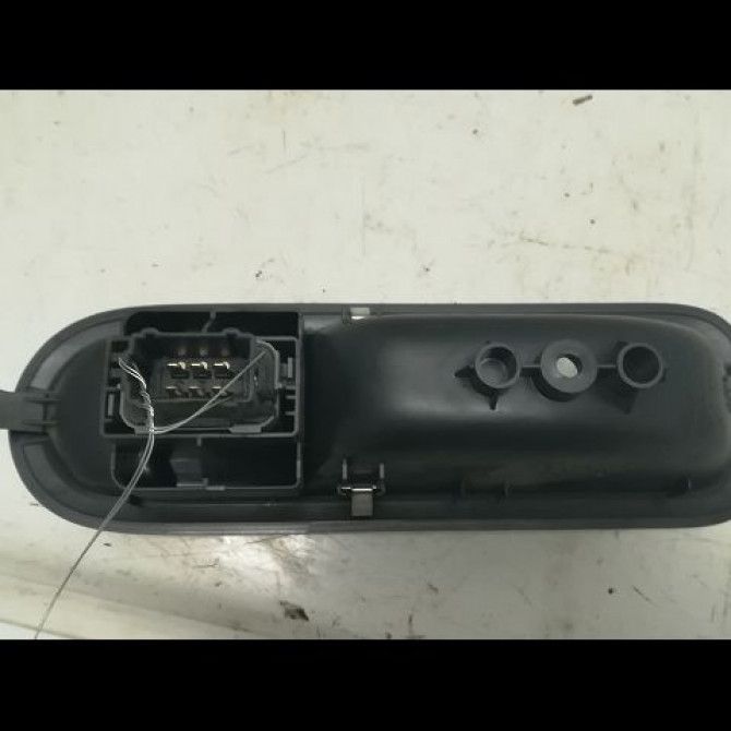Commande lève-glace porte avant droite occasion RENAULT CLIO III Phase 1 09-2005->03-2009 1.5 DCI 70ch 2