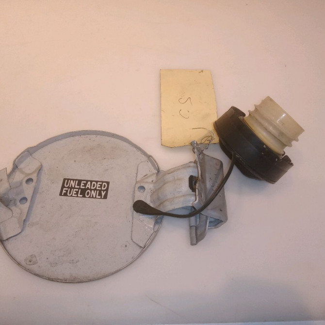 Volet de trappe carburant occasion TOYOTA YARIS I Phase 2 03-2003->12-2005 1.0i 65ch 7735052010 2