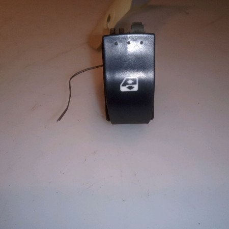 Commande leve-glace porte arrière droite occasion RENAULT ESPACE IV Phase 1 09-2002->03-2006 2.2 DCI 8200220507