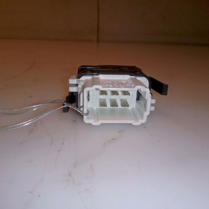 Commande lève-glace porte avant droite occasion RENAULT CLIO CAMPUS II Phase 1 07-2006->07-2009 1.5 DCI 65ch 8200634245 2