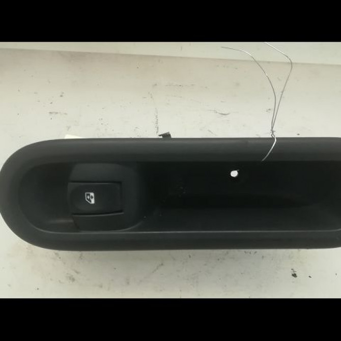 Commande lève-glace porte avant droite occasion RENAULT TWINGO II Phase 1 06-2007->11-2011 1.5 DCI 65ch 8200214936 1