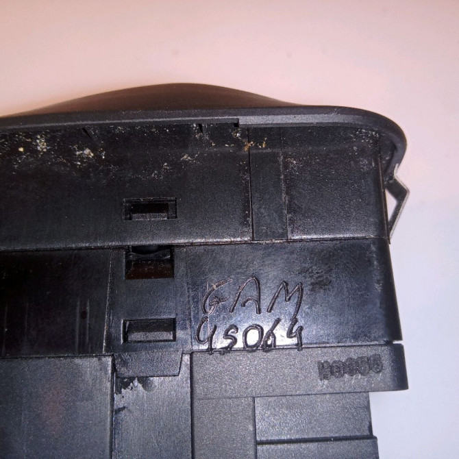 Commande lève-glace porte avant gauche occasion PEUGEOT 206 + Phase 1 03-2009->05-2013 1.1i 60ch 4