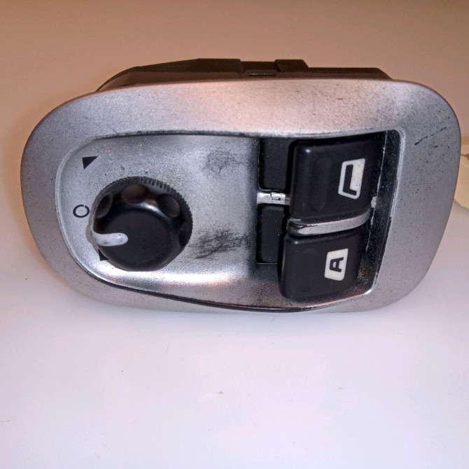 Commande lève-glace porte avant gauche occasion PEUGEOT 206 + Phase 1 03-2009->05-2013 1.1i 60ch 1