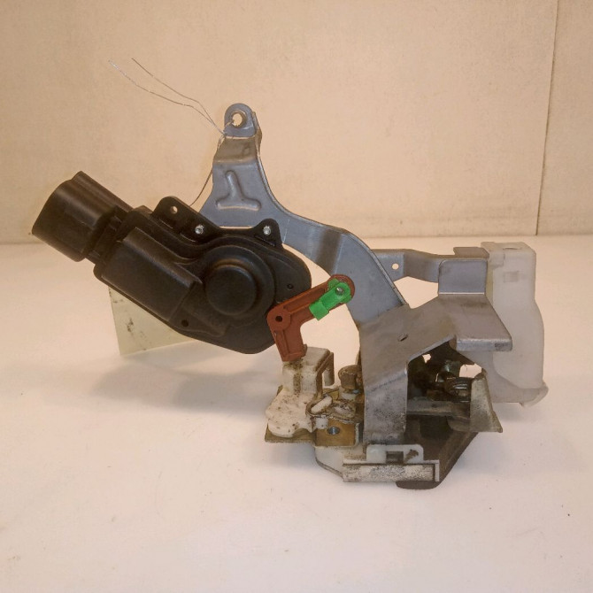 Serrure porte arg occasion TOYOTA AYGO I Phase 1 06-2005->11-2009 1.0 VVTI 690600H011 1