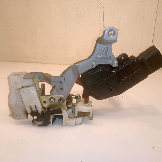 Serrure porte arg occasion TOYOTA AYGO I Phase 1 06-2005->11-2009 1.0 VVTI 690600H011 2