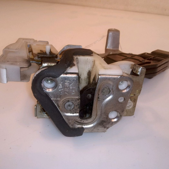 Serrure porte arg occasion TOYOTA AYGO I Phase 1 06-2005->11-2009 1.0 VVTI 690600H011 4