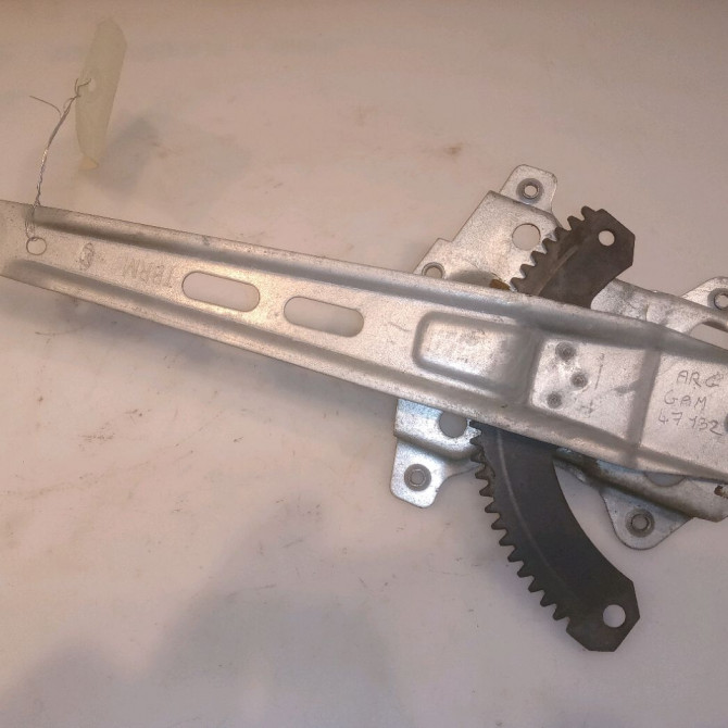 Mecanisme leve-glace arrière gauche occasion HYUNDAI GETZ Phase 1 09-2002->11-2005 1.1i 834011C000 2