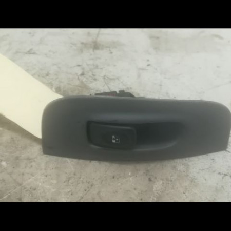 Commande lève-glace porte avant droite occasion RENAULT MEGANE I Phase 2 03-1999->06-2003 1.6 16v