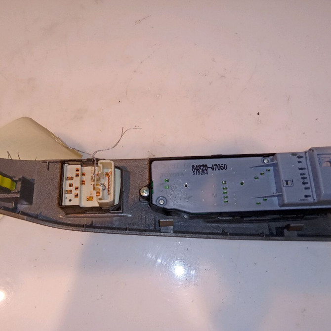 Commande lève-glace porte avant gauche occasion TOYOTA PRIUS II 8482047050 2