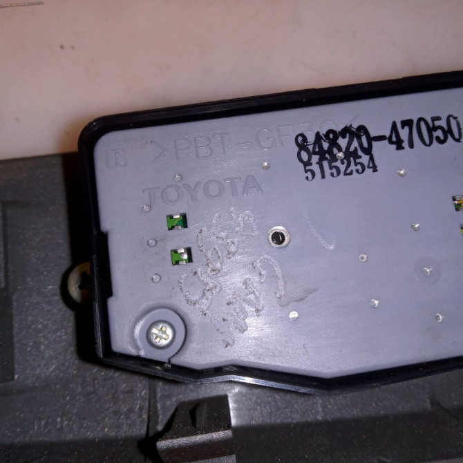 Commande lève-glace porte avant gauche occasion TOYOTA PRIUS II 8482047050 3