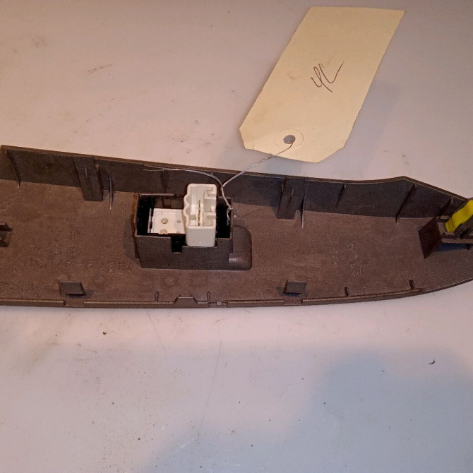 Commande leve-glace porte arrière gauche occasion TOYOTA PRIUS II 2