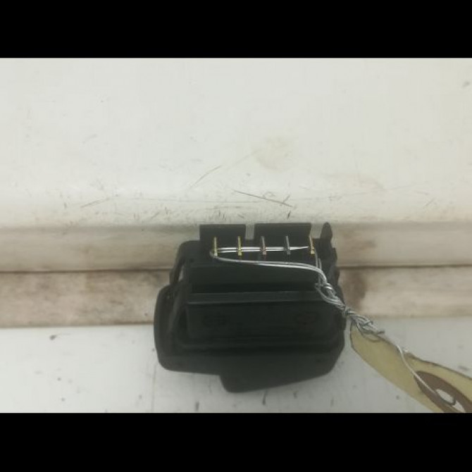 Commande lève-glace porte avant droite occasion RENAULT CLIO II Phase 1 03-1998->06-2001 1.9 D 65ch 7700430000 2