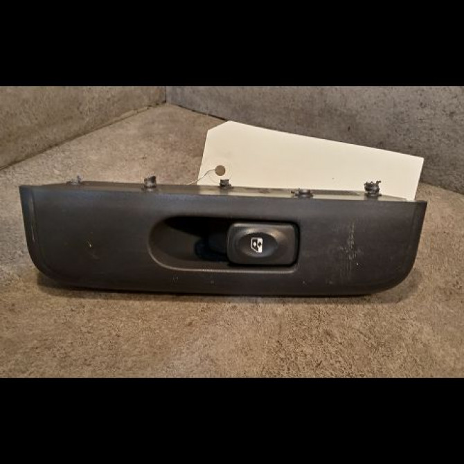 Commande lève-glace porte avant droite occasion RENAULT CLIO II Phase 1 03-1998->06-2001 1.2 7700430000 1
