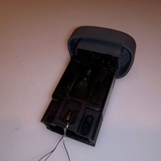 Bouton de warning occasion RENAULT CLIO II Phase 1 03-1998->06-2001 1.2 252904482R 2