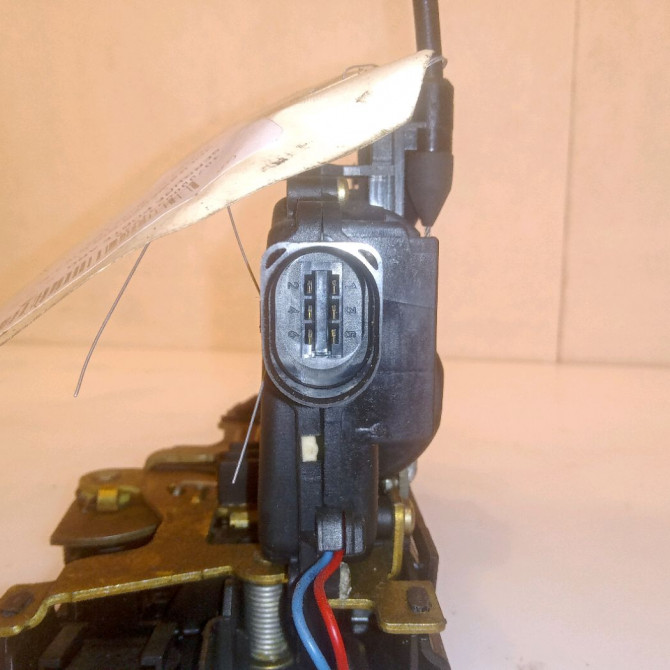 Serrure porte ard occasion VOLKSWAGEN GOLF IV GOLF IV Phase 1 1998-01-01->2005-06-30 1.6i 3