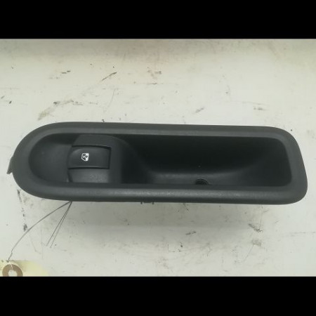Commande lève-glace porte avant droite occasion RENAULT CLIO III Phase 1 09-2005->03-2009 1.2i 16v 75ch 8200108266