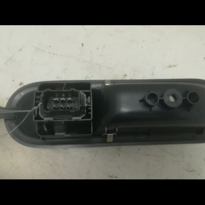 Commande lève-glace porte avant droite occasion RENAULT CLIO III Phase 1 09-2005->03-2009 1.2i 16v 75ch 8200108266 2