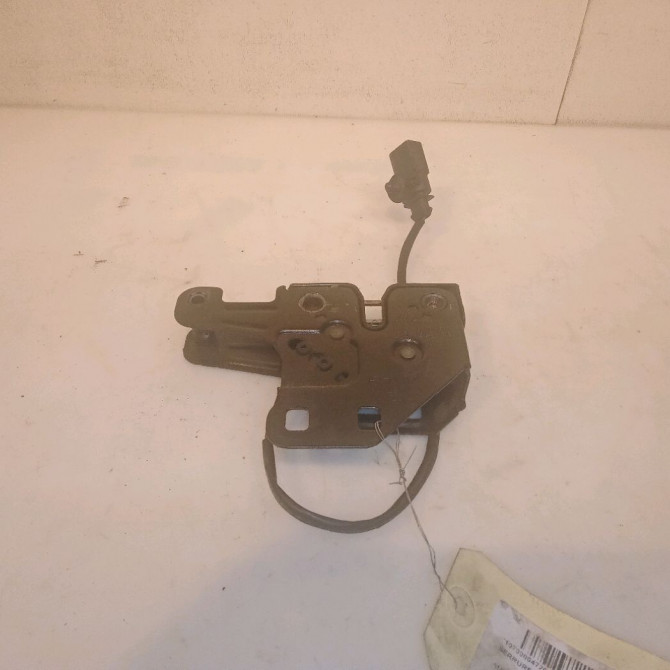 Serrure capot occasion  8E0823509D 1