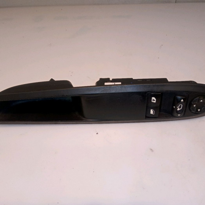 Commande lève-glace porte avant gauche occasion CITROEN DS3 Phase 1 11-2009->03-2014 1.6 HDi 110ch 98127152XT 1