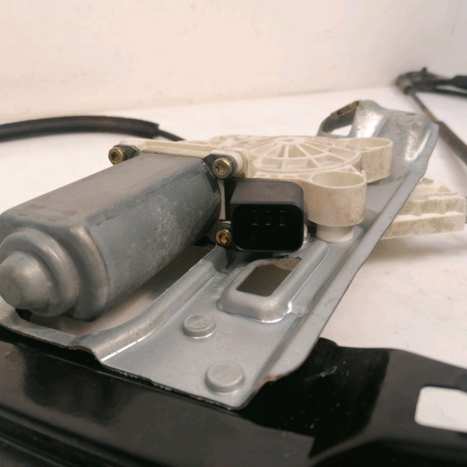 Mecanisme+moteur leve-glace avg occasion MERCEDES CLASSE C COUPE SPORT II Phase 1 03-2001->03-2004 C 220 CDI 2037201146 2