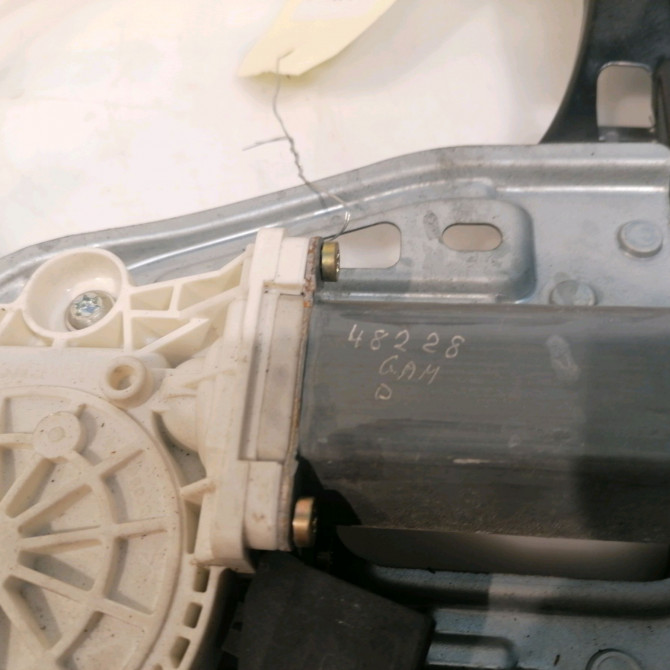 Mecanisme + moteur lève-glace avant droit occasion MERCEDES CLASSE C COUPE SPORT II Phase 1 03-2001->03-2004 C 220 CDI 2037201246 3