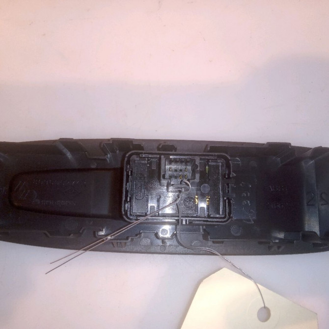 Commande lève-glace porte avant droite occasion RENAULT SCENIC IV Phase 1 04-1995->04-1999 1.6 DCI 130ch 254214896R 2