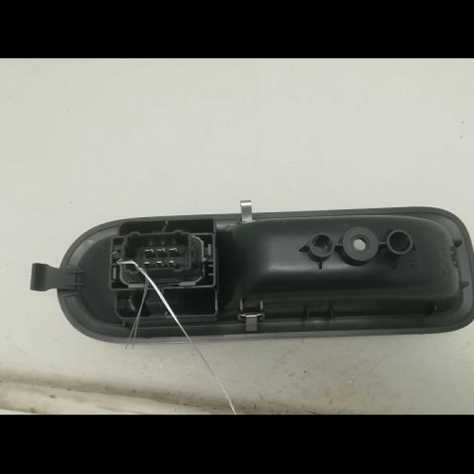 Commande lève-glace porte avant droite occasion RENAULT CLIO III Phase 1 09-2005->03-2009 1.5 DCI 70ch 2