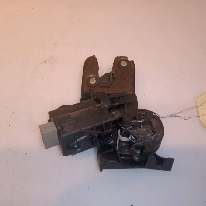 Serrure coffre arrière occasion VOLKSWAGEN PASSAT V Phase 1 03-2005->10-2010 1.9 TDI 105ch 4F5827505D 1