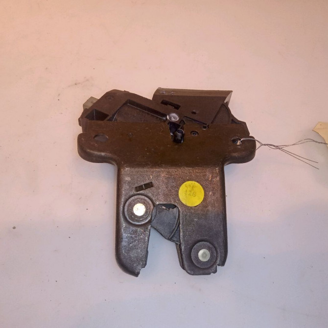 Serrure coffre arrière occasion VOLKSWAGEN PASSAT V Phase 1 03-2005->10-2010 1.9 TDI 105ch 4F5827505D 2