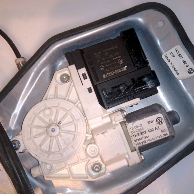 Mecanisme + moteur lève-glace avant droit occasion VOLKSWAGEN GOLF V Phase 1 11-2003->10-2008 1.9 TDI 105ch 1K5837462B 3