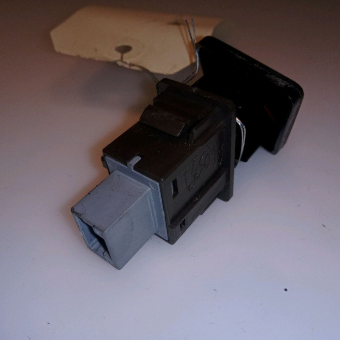 Bouton de warning occasion TOYOTA YARIS II Phase 2 01-2009->05-2011 1.4 D-4D 90ch 843320D020 2