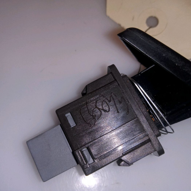 Bouton de warning occasion TOYOTA YARIS II Phase 2 01-2009->05-2011 1.4 D-4D 90ch 843320D020 3