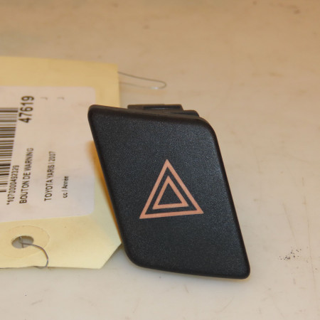 Bouton de warning occasion TOYOTA YARIS I 843320D020