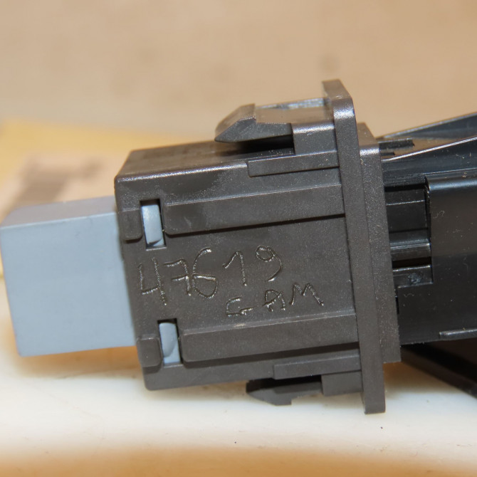 Bouton de warning occasion TOYOTA YARIS I 843320D020 2