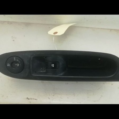 Commande lève-glace porte avant droite occasion RENAULT CLIO II Phase 2 06-2001->07-2006 1.5 DCI 65ch 8200060046