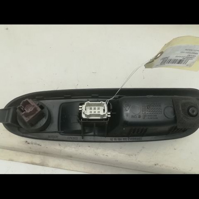 Commande lève-glace porte avant droite occasion RENAULT CLIO II Phase 2 06-2001->07-2006 1.5 DCI 65ch 8200060046 2