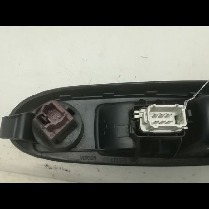 Commande lève-glace porte avant droite occasion RENAULT CLIO II Phase 2 06-2001->07-2006 1.5 DCI 65ch 8200060046 3