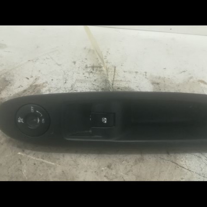 Commande lève-glace porte avant droite occasion RENAULT CLIO II Phase 2 06-2001->07-2006 1.5 DCI 80ch 8200060046 1