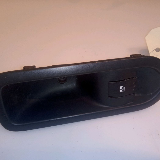 Commande leve-glace porte arrière droite occasion RENAULT MEGANE II Phase 2 01-2006->06-2009 1.9 DCI 130ch 1